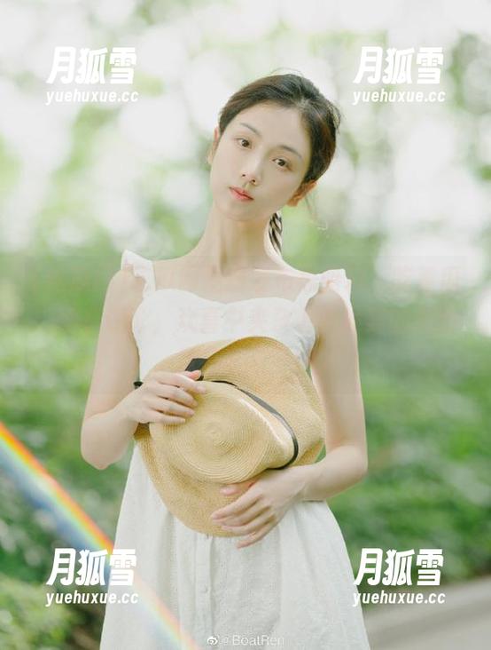 吃瓜网便捷发布黑暗料，吃着瓜，刷着评论，欢喜中夹杂着些诡异的微妙，竟有些看不懂。