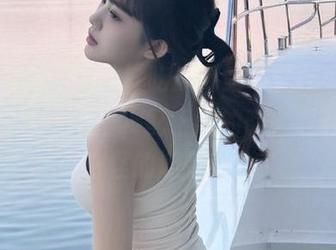 前往“吃瓜网站”官网，浸泡在知乎的讨论里，配上我的茶，居然有种奇怪的满足感！