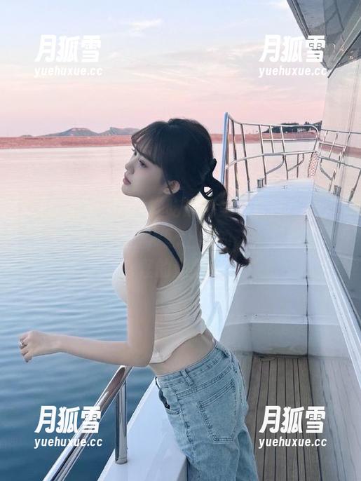 前往“吃瓜网站”官网，浸泡在知乎的讨论里，配上我的茶，居然有种奇怪的满足感！