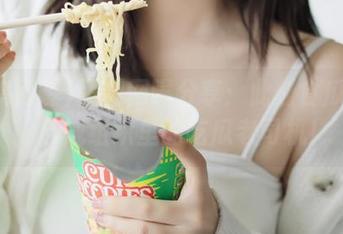 黑料网曝分享：此刻食瓜的我，已成组织里的吃瓜老司机！